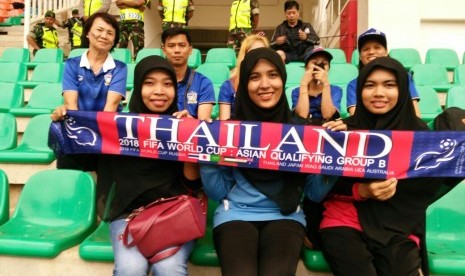 Muslimah asal Thailand Selatan mendukung timnas Thailand di final leg pertama Piala AFF di Stadion Pakansari, Bogor, Rabu (14/12).