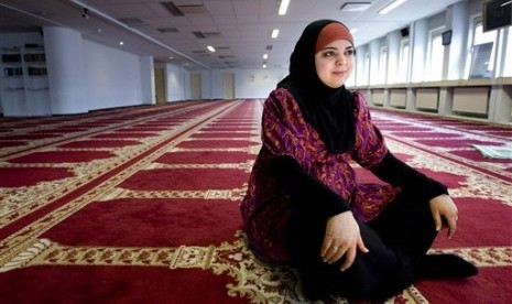  Muslimah Belanda, Yassmine El-Ksaihi, berpose di Masjid Polder, Amsterdam.