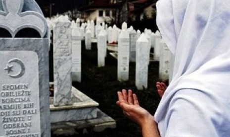 Muslimah berdoa di makam korban genosida Serbia tahun 1995.