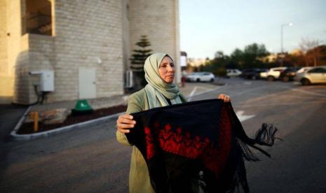 Iman Yassin Khatib, Muslimah Berjilbab Pertama di Knessset. Muslimah berjilbab pertama yang menjadi anggota parlemen Israel atau Knesset Iman Yassin Khatib memegang kain tradisional Palestina di Nazareth, Israel.  Khatib bergabung dalam koaliasi Arab, Joint List.