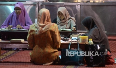 Muslimah dengan memakai hijab melakukan aktifitas di Masjid Istiqlal, Jakarta, Rabu (1/2).