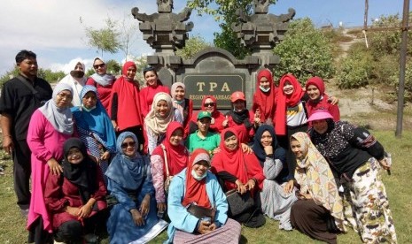 Muslimah Denpasar yang tergabung dalam Persatuan Istri Karyawan Telkomsel (Periskasel) Bali Nusa Tenggara, Hijabers Mom Community (HMC) Bali, dan Muslimat NU Bali berbagi sembilan bahan pokok (sembako) kepada ratusan pemulung