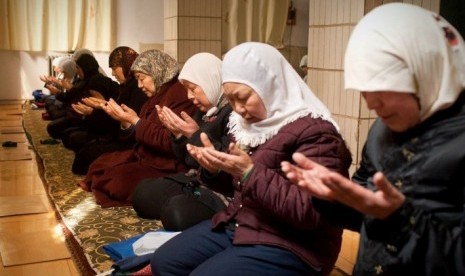  Muslimah di Cina saat melaksanakan shalat berjamaah di masjid.