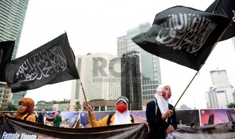  Muslimah Hizbut Tahrir Indonesia melakukan aksi Nasional Pemudi Islami di Bundaran HI, Jakarta, Senin (28/10).    (Republika/Agung Supriyanto)