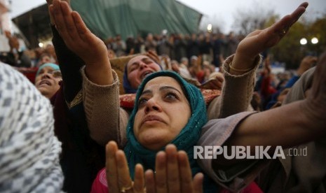 Muslimah India berdoa pada hari kelahiran Nabi Muhammad (Mauilid Nabi) di Kashmir India, Kamis (21/11).