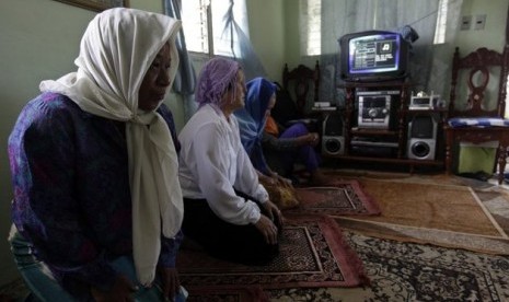 Muslimah Kuba di Kota Havana melaksanakan shalat jamaah di apartemen.