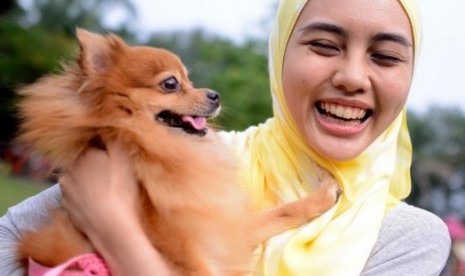 Muslimah Malaysia bermain dengan anjing