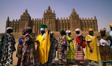 Muslimah Mali di depan Masjid Jami Djenne, Mali.