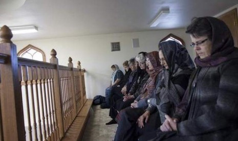 Muslimah Marshfield saat shalat di Masjid Al-Noor.