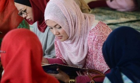 Muslimah mengikuti kajian keislaman.