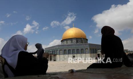 Palestina Desak AS Boikot Upacara Yudaisasi di Yerusalem. Foto:    Muslimah menunggu di bawah naungan pohon zaitun untuk memulai salat Jumat di Masjid Kubah Batu di kompleks Masjid Al Aqsa di Kota Tua Yerusalem,  Jumat (10/9).