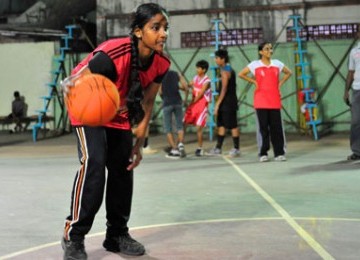 Muslimah Nagpada giat berlatih bola basket.