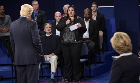 Muslimah Palestina-Amerika Gorbah Hamed saat mengajukan pertanyaan kepada Capres AS Donald Trump dan Hillary Clinton saat debat kedua di Washington University, St Louis, Ahad, 9 Oktober 2016.