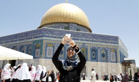 Muslimah Palestina berfoto di Masjid Dome of the Rock, Yerusalem (Ilustrasi)