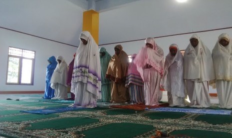 Muslimah Papua tengah melaksanakan shalat berjamaah di Islamic Center Al Aqsa, Walesi, Jayawijaya, Papua, Jumat (25/9).