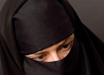 Muslimah Prancis mengenakan burka