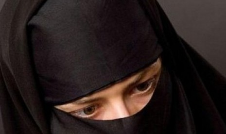 Muslimah mengenakan burka.