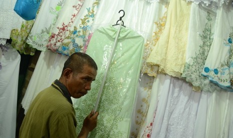 Muslimah prayer clothes are on display in Tanah Abang market, Central Jakarta. Demand of the prayer clothes usually is increasing before Ramadhan the fasting month. (illustration)  