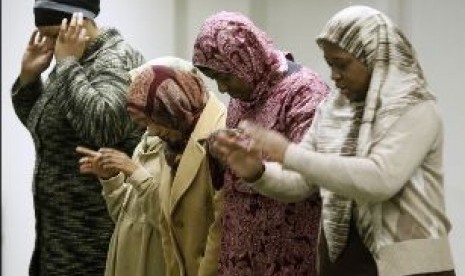 Muslimah shalat di Masjid Al Islam, Toledo, Ohio, AS