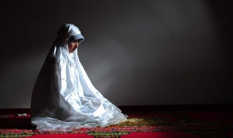 Niat dan Doa Sholat Tahajud. Foto: Muslimah sholat Tahajud.  (ilustrasi)