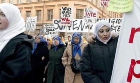 Muslimah Swedia ketika memprotes kebijakan anti-Islam. Islam berkembang pesat di tengah kampanya Islamofobia dan pembakaran Alquran 