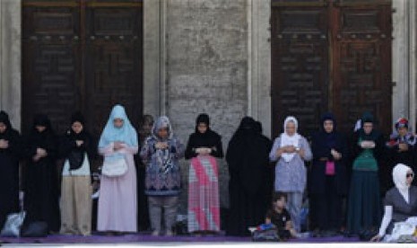 Muslimah Turki shalat Jumat saat Ramadhan di halaman Masjid Sultanahmet atau Masjid Biru di Istanbul, Turki, 12 Juli 2013.