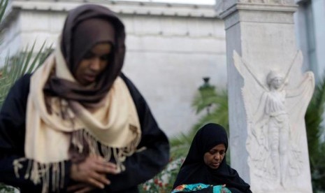 Muslimah Yunani saat shalat berjamaah di depan kampus Universitas Athena.