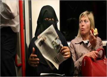 Muslimah bercadar di kereta bawah tanah London