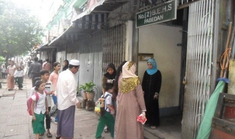 Muslims' daily life in Yangon, Myanmar (illustration)