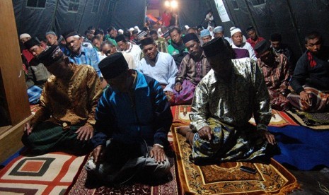 Muslims in Aceh pray Tarawih in tent in Kute Glime, Central Aceh on Tuesday. 