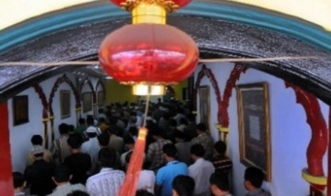 Muslims pray in Masjid Lautze in Jakarta.