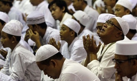 Muslims pray in Mosque Istiqlal, Jakarta. National Counterterrorism Agency (BNPT)'s plan to conduct ulama certification in relation to counter terrorist has drawn pros and cons from many parties. (illustration)  