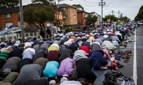 Muslims pray outside Lakemba mosque in Sydney on Thursday, August 8, 2013.