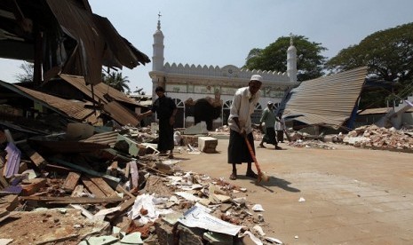 Muslims remove debris from a destroyed mosque in Gyobingauk, Bago Region, about 125 miles from Yangon, Myanmar, Thursday, March 28, 2013. (file photo)