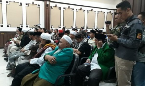 Muspida Kota Sukabumi yang dipimpin Wali Kota Sukabumi Achmad Fahmi mengundang ulama, ormas Islam dan ormas pemuda menyikapi insiden di Garut Selasa (23/10) malam.