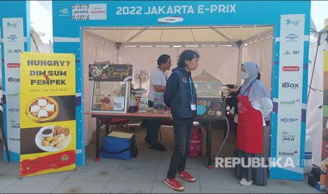 Mustahik binaan Badan Amil Zakat Nasional (BAZNAS) turut meramaikan ajang balap Formula E Jakarta 2022 yang digelar di Ancol, Jakarta Utara, Sabtu (4/6).