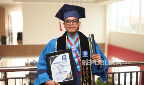 Mustakim, wisudawan Program Studi Teknik Elektro Universitas BSI Kampus Kramat 98, berhasil menyelesaikan studinya dengan Indeks Prestasi Kumulatif (IPK) 3.80.