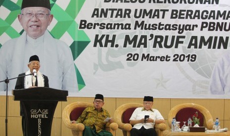 Mustasyar PBNU KH Ma'ruf Amin (kiri) disaksikan Gubernur Bengkulu Rohidin Mersyah (kanan), berpidato saat Dialog Kerukunan Antar Umat Beragama di Bengkulu, Rabu (20/3/2019).