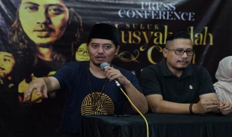 *Musyahadah Cinta Gus Sastro: Seni Mencintai dan Bertauhid Kepada Sang Pencipta*  - Tidak sedikit orang yang menganggap musik hanyalah sumber kesenangan, karena mereka hanya menganggap musik adalah kesenian dan seorang pemusik adalah penghibur belaka. Namun hanya sedikit yang menyadari bahwa musik sebagai sesuatu yang amat sakral dari segala bentuk kesenian. Lihat saja, sesuatu yang tak bisa dinyatakan pelukis, bisa dijelaskan oleh penyair melalui rangkaian kata. Sesuatu yang sulit dinyatakan penyair, ternyata bisa dijelaskan secara gamblang oleh musisi dengan lagu dan musiknya.  