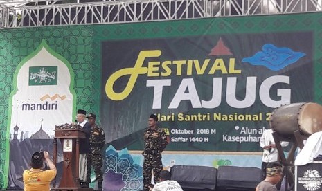 Musytasar PBNU yang juga Cawapres, Ma'ruf Amin menghadiri penutupan Festival Tajug dalam rangka Hari Santri Nasional 2018 di Alun-alun Keraton Kasepuhan Kota Cirebon, Senin (22/10).