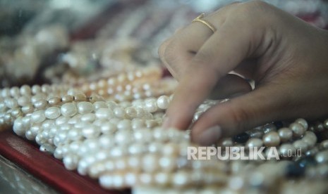 Mutiara merupakan salah satu produk unggulan dari Lombok, baik mutiara air laut maupun air tawar. Mutiara ini biasanya diaplikasikan untuk cincin, gelang, dan kalung.