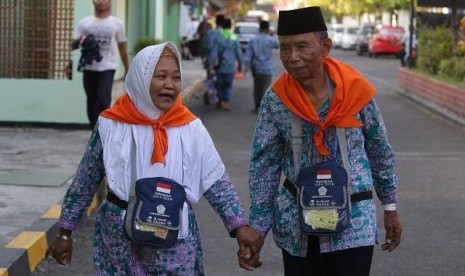 Mutiatun dan Asrofi bergandengan tangan di Asrama Haji Sukolilo Surabaya.