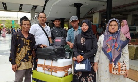 Muyasiroh (baju hitam), seorang TKI asal Kabupaten Indramayu akhirnya berhasil pulang ke tanah air setelah hilang kontak selama 15 tahun di Oman, Ahad (24/11). 