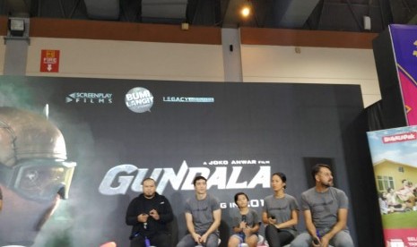 Muzakki, Tara Basro, Abimana Aryasatya, Joko Anwar, Bront Palarae dalam peluncuran trailer film Gundala di Jakarta Convention Center (JCC), Ahad (28/10).