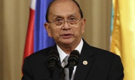 Myanmar President Thein Sein delivers his speech to the media during his visit at the Malacanang Presidential Palace in Manila December 5, 2013.