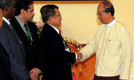 Myanmar President Thein Sein (right) greets Chairman of Indonesian Red Cross, Jusuf Kalla.