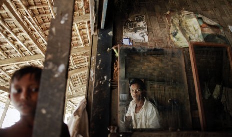 Myanmar Rohingya men gather at a beauty salon in the village of Takebi north of the town of Sittwe May 18, 2012. Some 800,000 Rohingya live in Myanmar's northern Rakhine State under severe government restrictions that human rights monitors believe has fuel