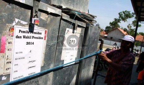  Pendistribusian terakhir logistik Pilpres 2014 di sejumlah Kecamatan, Sampang, Madura, Selasa (8/7). (Republika/Yasin Habibi)