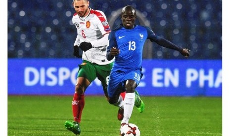 N'Golo Kante (kanan).