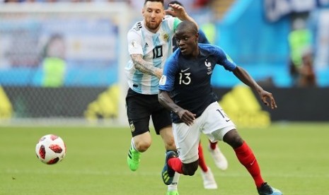 N'Golo Kante (kanan) saat berduel dengan Lionel Messi.